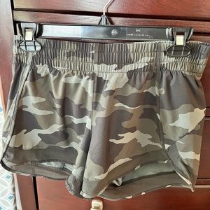 Athleta camo mesh racer run short 4”
